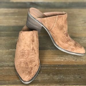 Universal Thread mules size 9